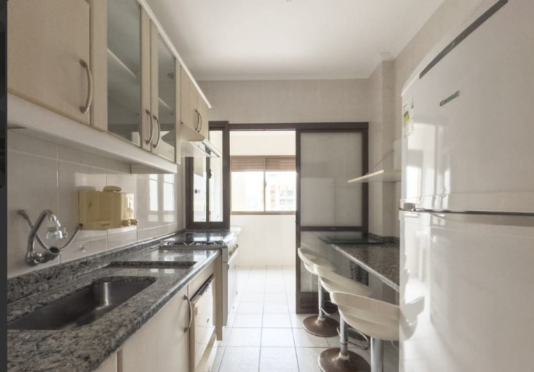 APARTAMENTO MOBILIADO EM BALNEÁRIO CAMBORIÚ-SC