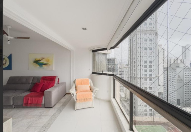 APARTAMENTO MOBILIADO EM BALNEÁRIO CAMBORIÚ-SC