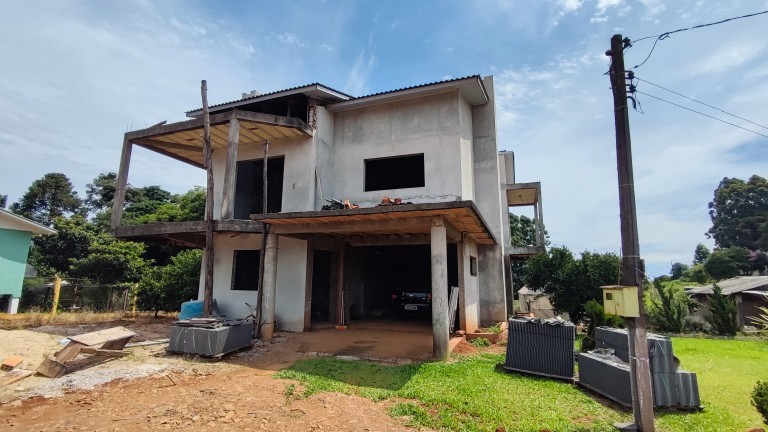 CASA EM FASE DE CONCLUSÃO DE 295 M²