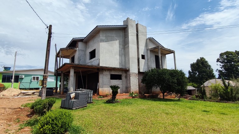 CASA EM FASE DE CONCLUSÃO DE 295 M²