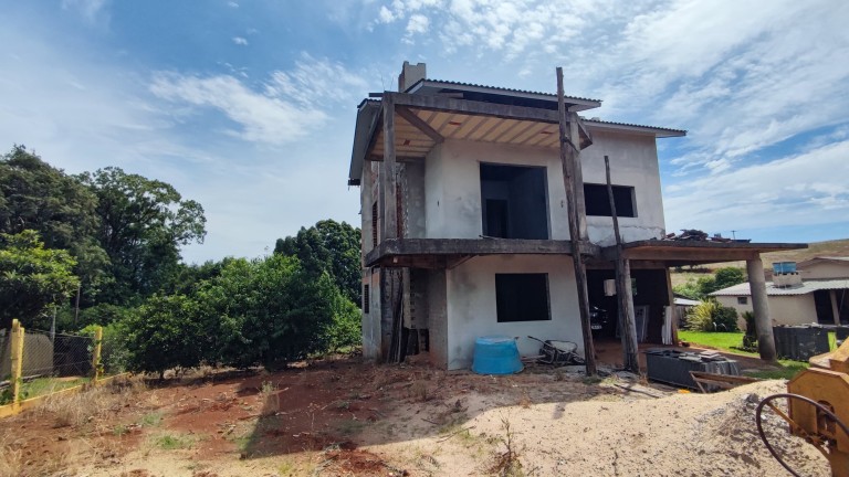 CASA EM FASE DE CONCLUSÃO DE 295 M²