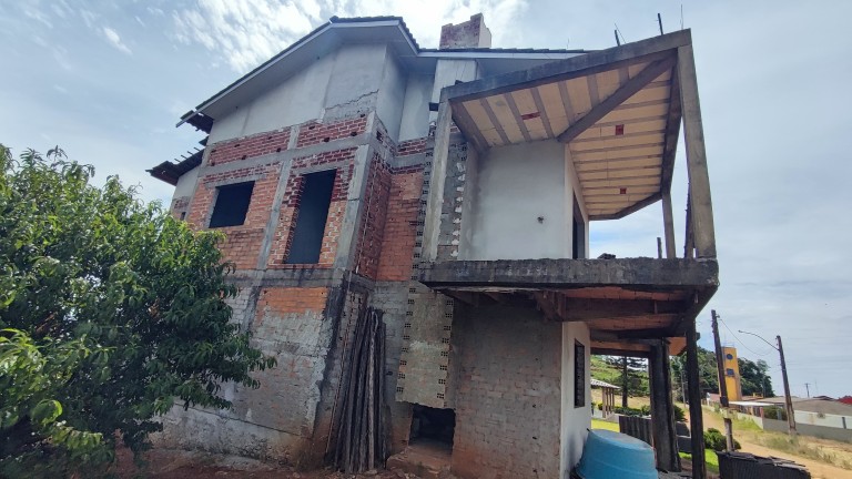 CASA EM FASE DE CONCLUSÃO DE 295 M²