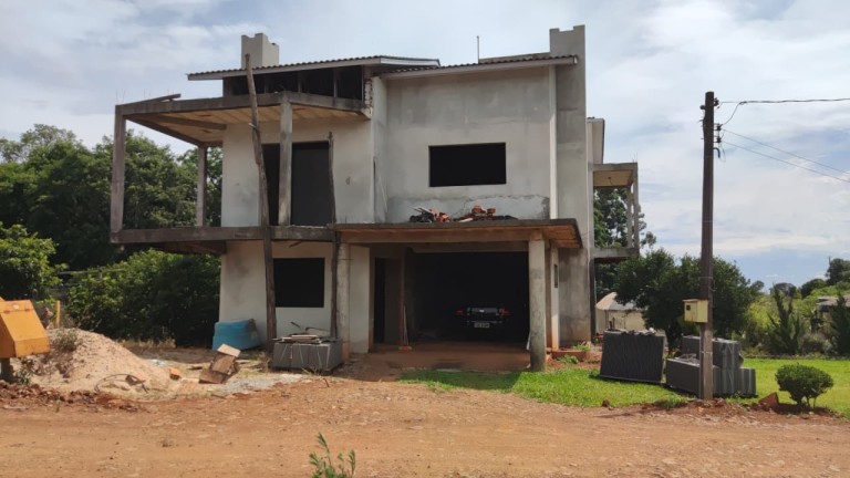 CASA EM FASE DE CONCLUSÃO DE 295 M²