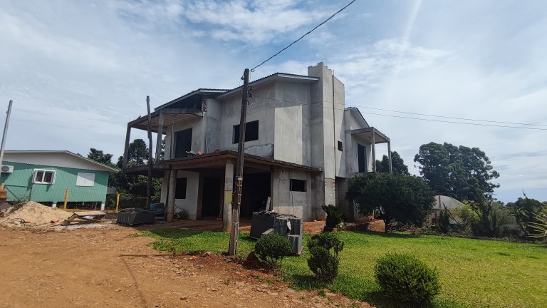 CASA EM FASE DE CONCLUSÃO DE 295 M²