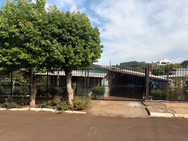 CASA DE 300 M² EM RONDA ALTA-RS