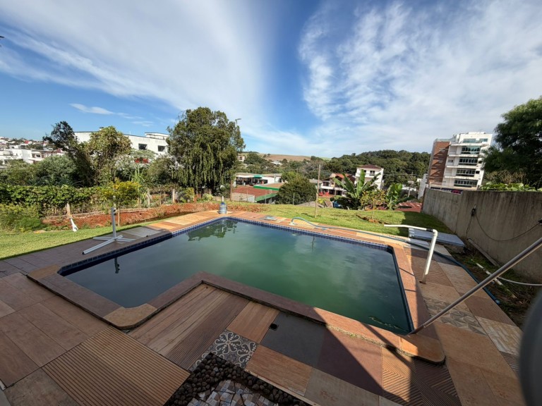 CASA DE 300 M² EM RONDA ALTA-RS